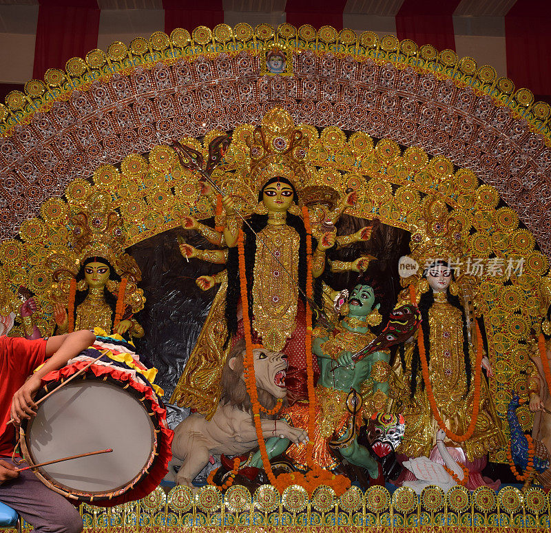 侧面角度拍摄的达卡或鼓手打达卡灵durga puja节日